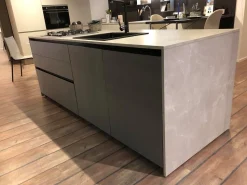 Cucina Metropolis grigia con isola Stosa con un ribasso imperdibile
