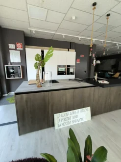 Cucina moderna con isola Lab13 Aran a prezzo ribassato