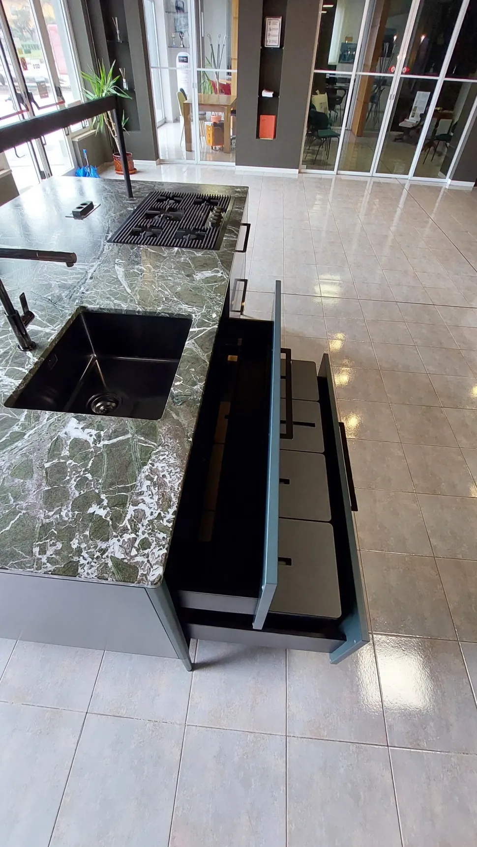 Cucina moderna con isola Unit Cesar a prezzo ribassato