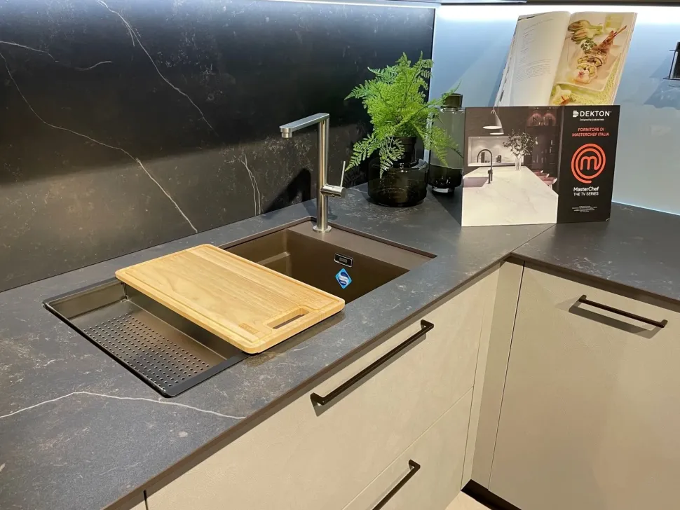 Cucina moderna con penisola Glass Arredo3 in altri colori, scontata!