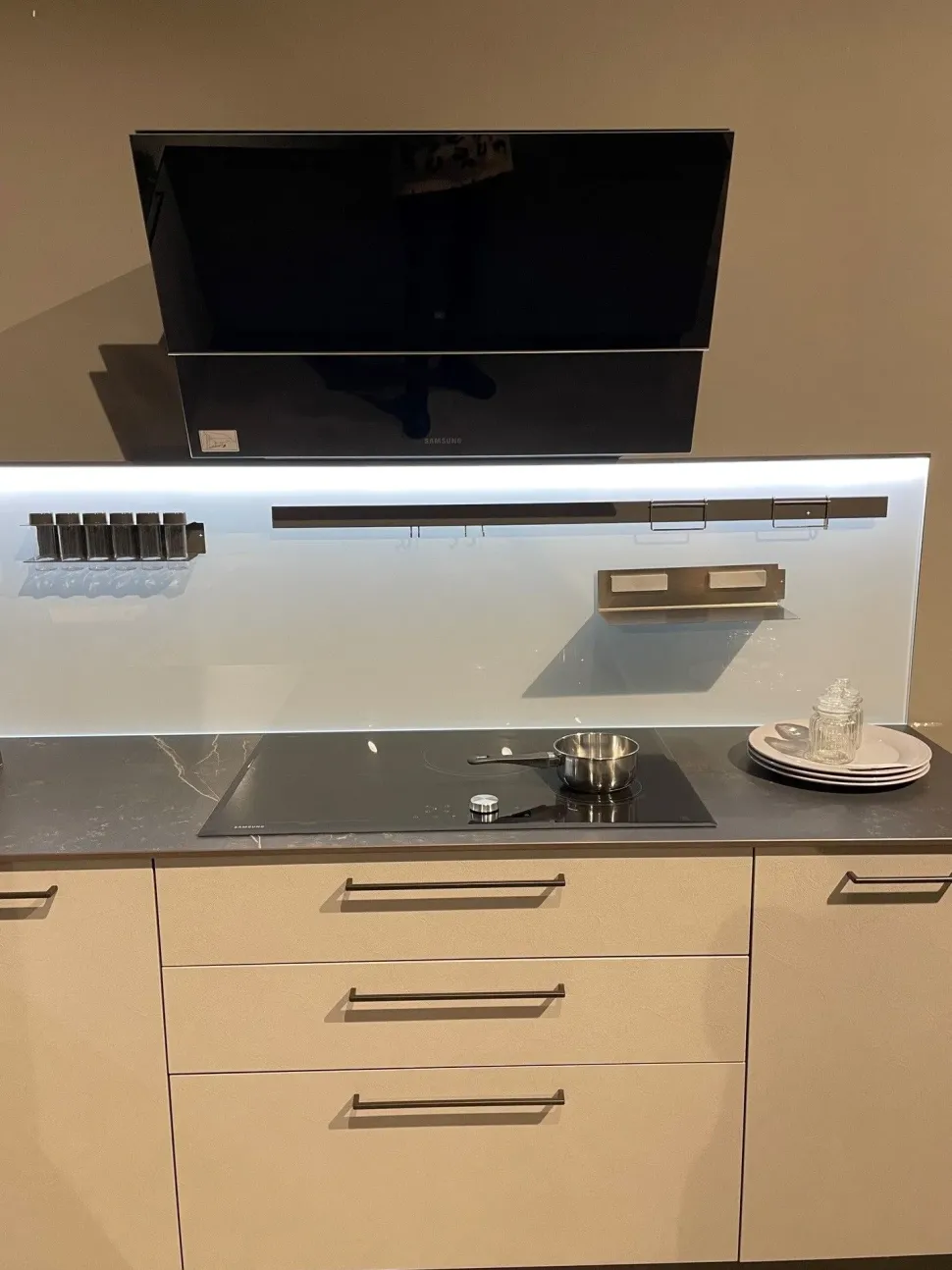 Cucina moderna con penisola Glass Arredo3 in altri colori, scontata!