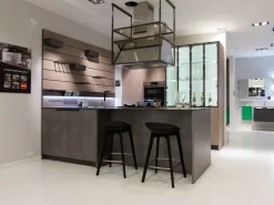 Cucina moderna grigio Scavolini con penisola Mia scontata