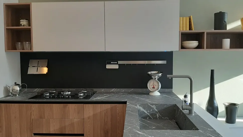 Cucina moderna noce Essebi con penisola Azimut in offerta