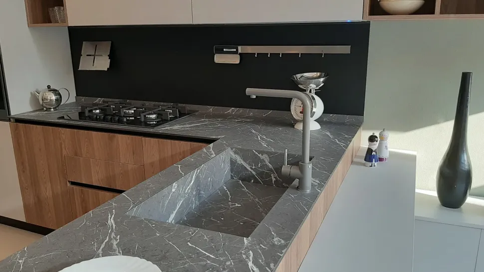 Cucina moderna noce Essebi con penisola Azimut in offerta