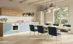 Cucina moderna nordic celeste, effetto legno, scontata 53%. Progettata da un interno.