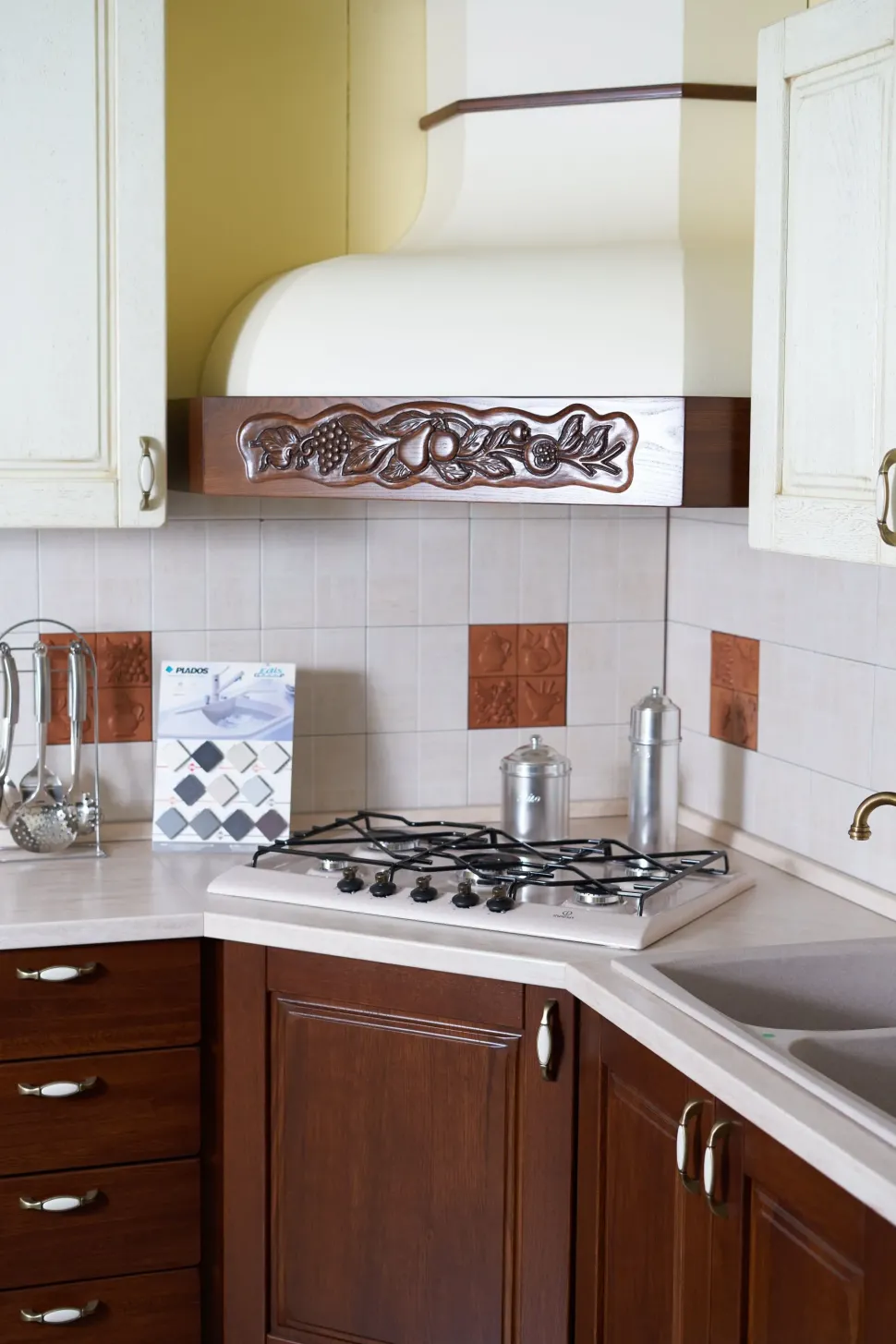 Cucina noce country ad angolo Doppio dentello Artigianale in offerta