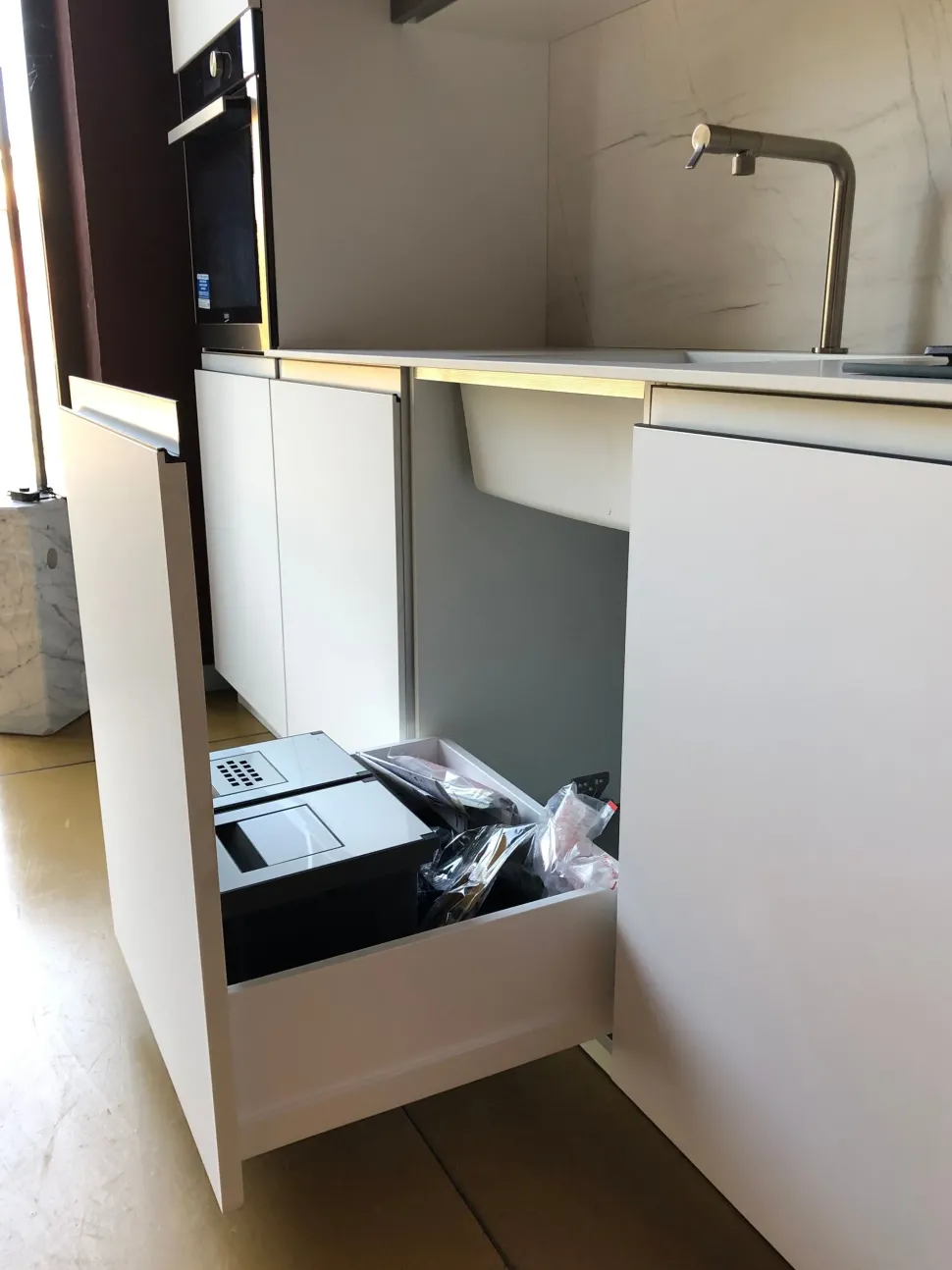 Cucina Nova cucina design lineare bianca in laccato opaco Smart