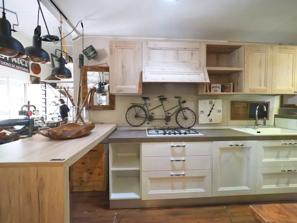 Cucina Nuovi mondi cucine Cucina shabby white con penisola in offerta OFFERTA OUTLET sconto 66%