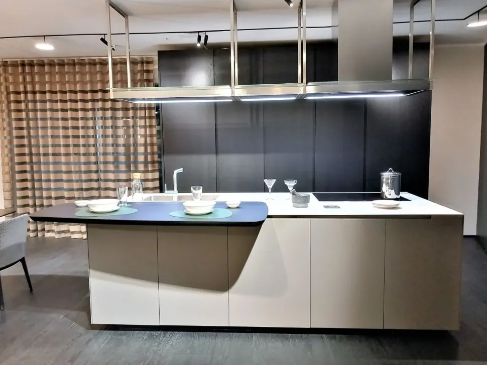 Cucina Poliform moderna con penisola altri colori in laccata opaco Phoenix