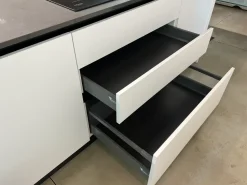 Cucina  pop moderna bianca Mobilturi con isola scontata 61%