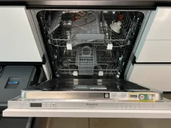 Cucina  pop moderna bianca Mobilturi con isola scontata 61%