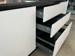 Cucina  pop moderna bianca Mobilturi con isola scontata 61%