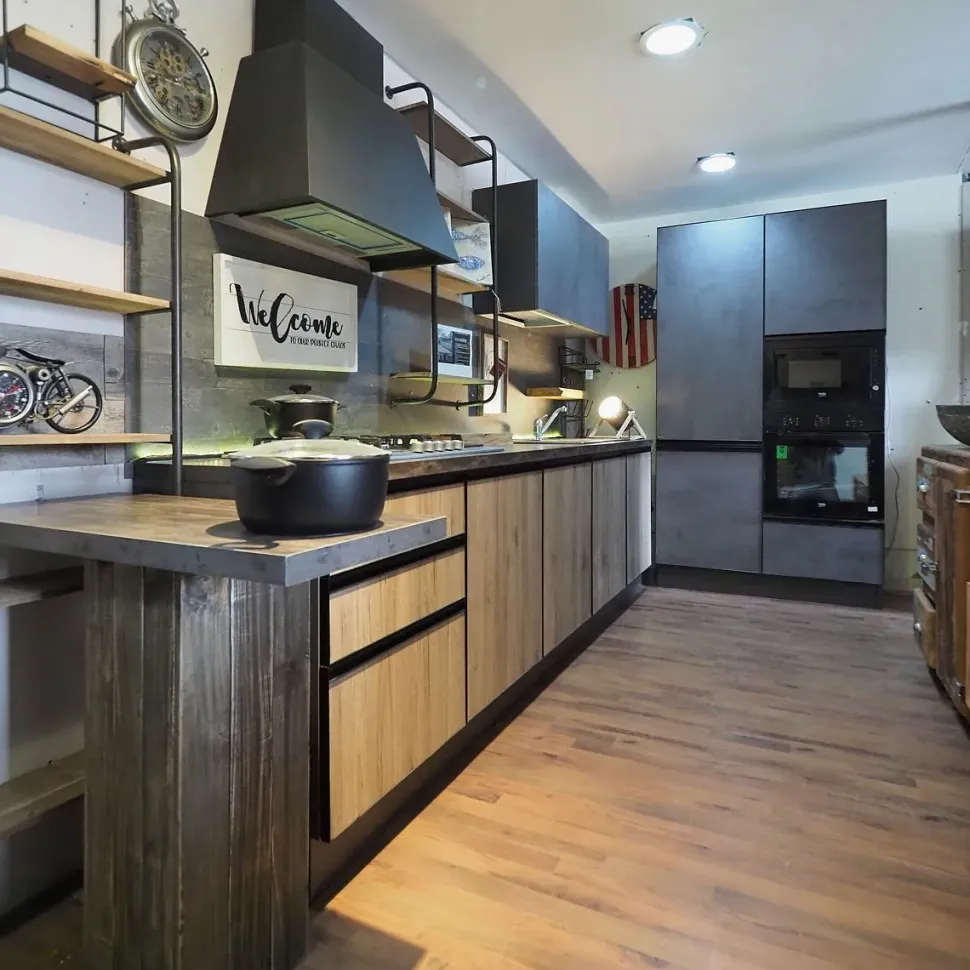 Cucina rovere chiaro industriale con penisola Cucina industrial colonne e piano snack Collezione esclusiva