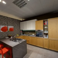 Cucina rovere chiaro moderna con penisola Atelier Astra scontata