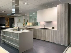 Cucina rovere chiaro moderna con penisola Ak project Arrital