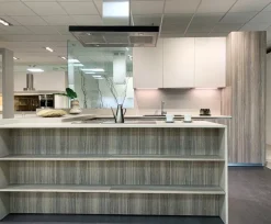 Cucina rovere chiaro moderna con penisola Ak project Arrital