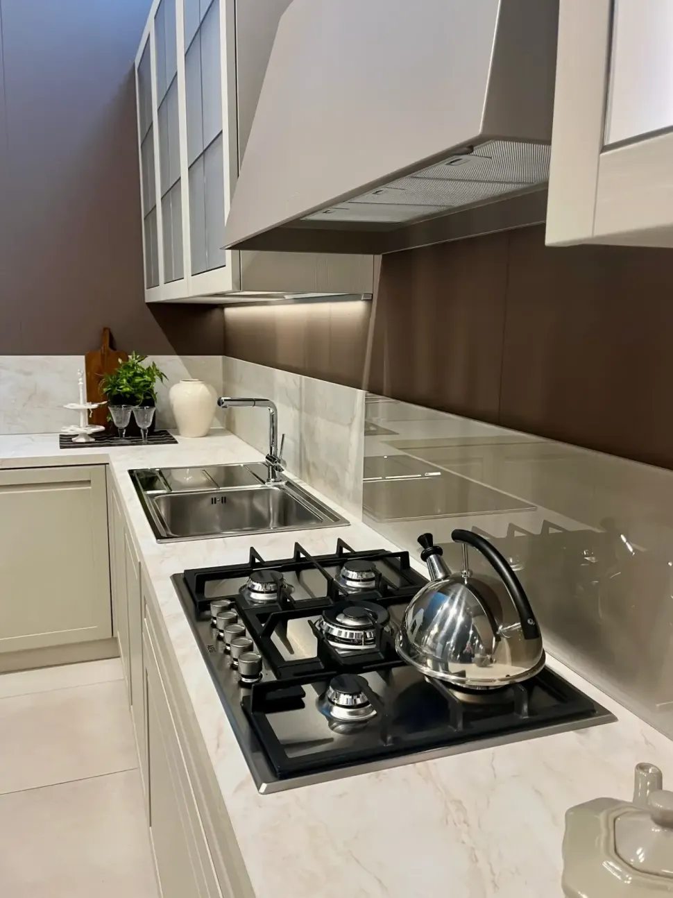 Cucina Scavolini classica ad angolo altri colori in laminato opaco Carattere