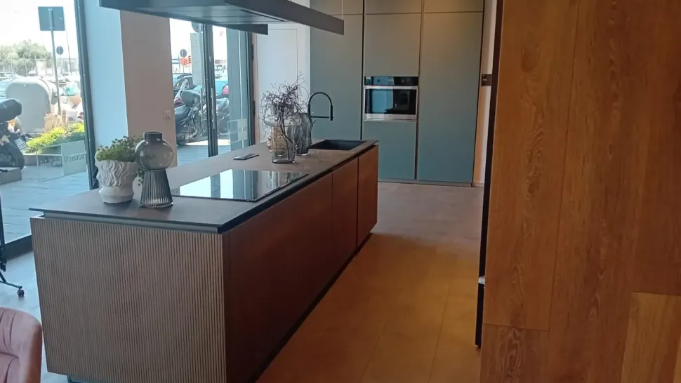 Cucina Scavolini design con isola altri colori in legno Libra