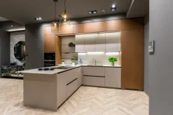 Cucina Scavolini design con penisola tortora in laminato materico Mira