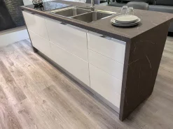 Cucina Scavolini moderna con isola bianca in laccata lucido Scenery