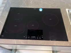 Cucina Scavolini moderna con isola bianca in laccata lucido Scenery