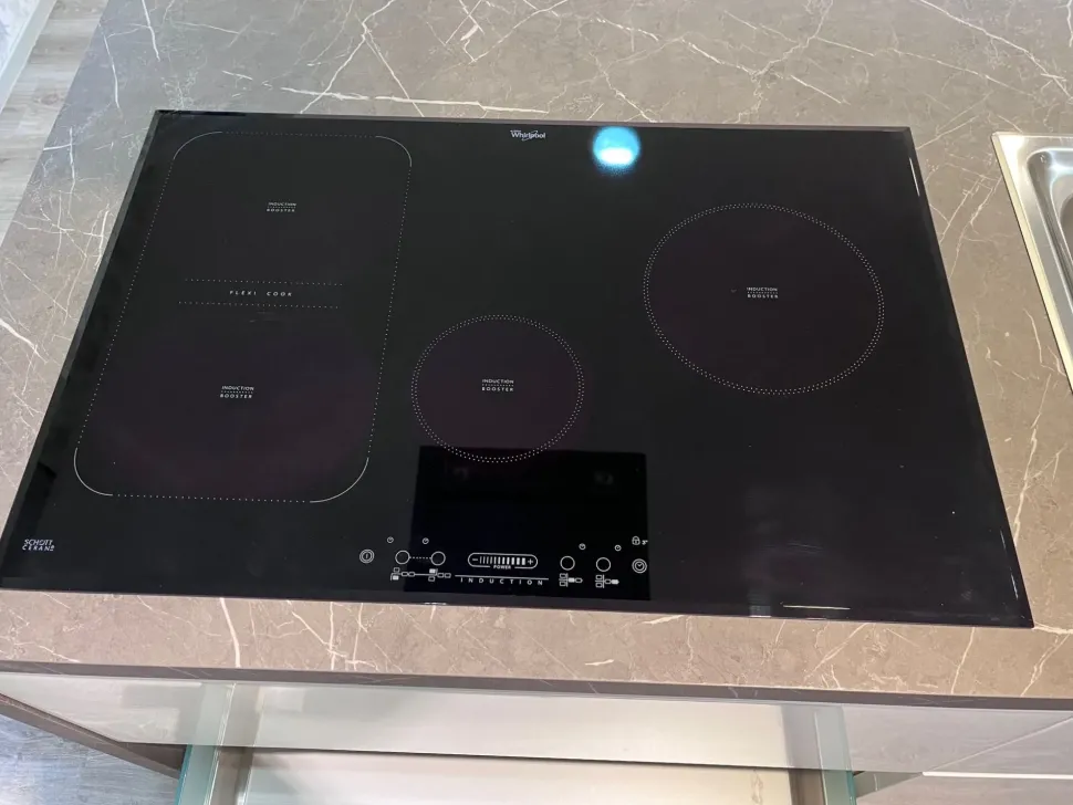 Cucina Scavolini moderna con isola bianca in laccata lucido Scenery