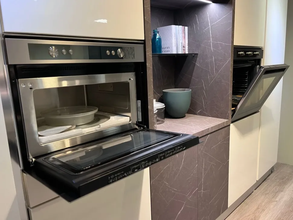 Cucina Scavolini moderna con isola bianca in laccata lucido Scenery