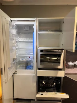 Cucina Scavolini moderna con isola bianca in laccata lucido Scenery