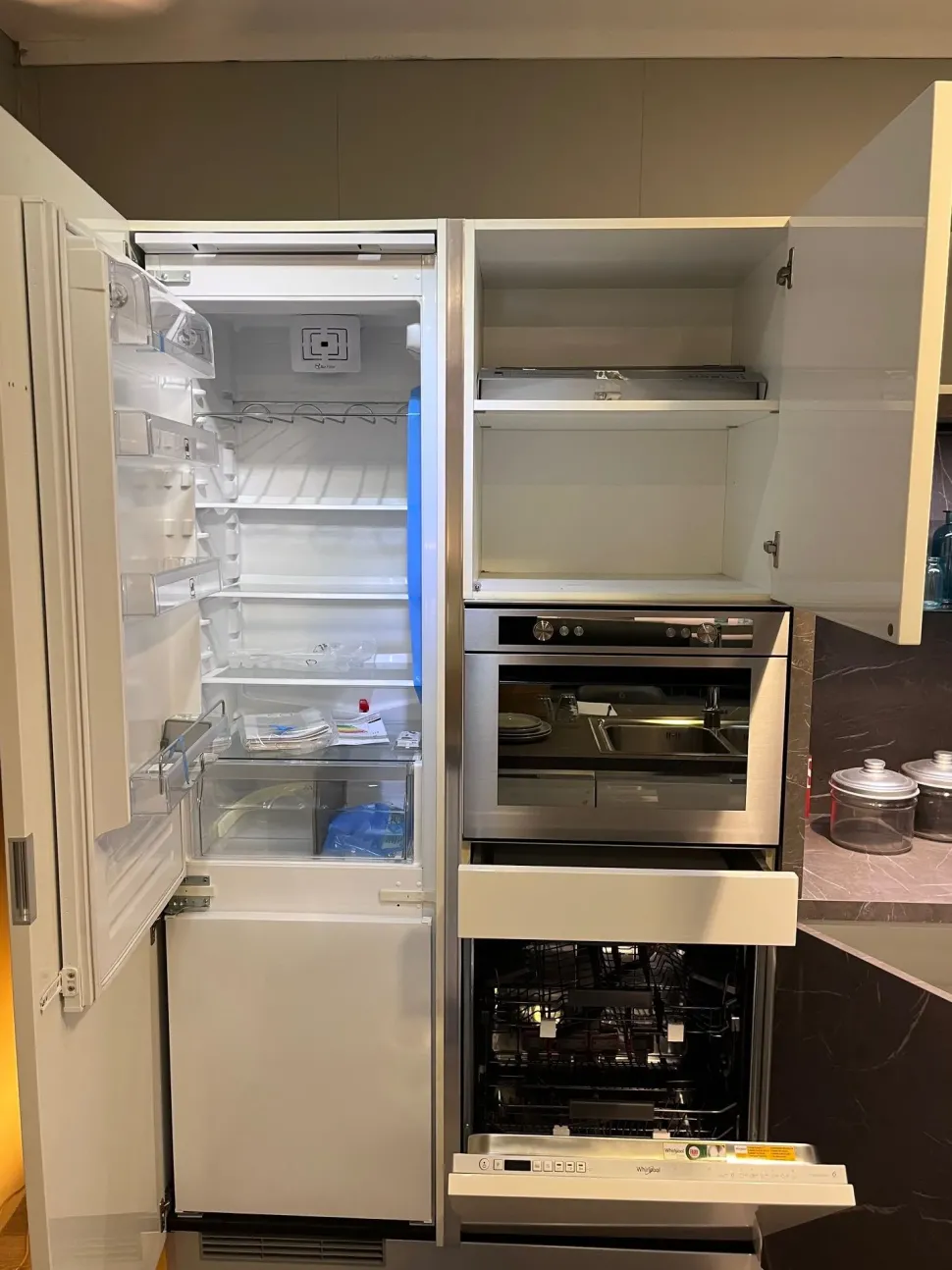 Cucina Scavolini moderna con isola bianca in laccata lucido Scenery