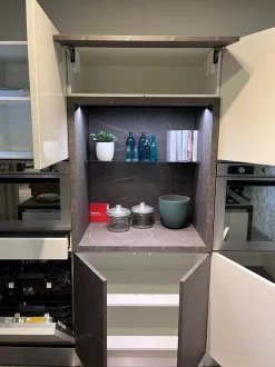 Cucina Scavolini moderna con isola bianca in laccata lucido Scenery