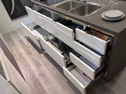 Cucina Scavolini moderna con isola bianca in laccata lucido Scenery