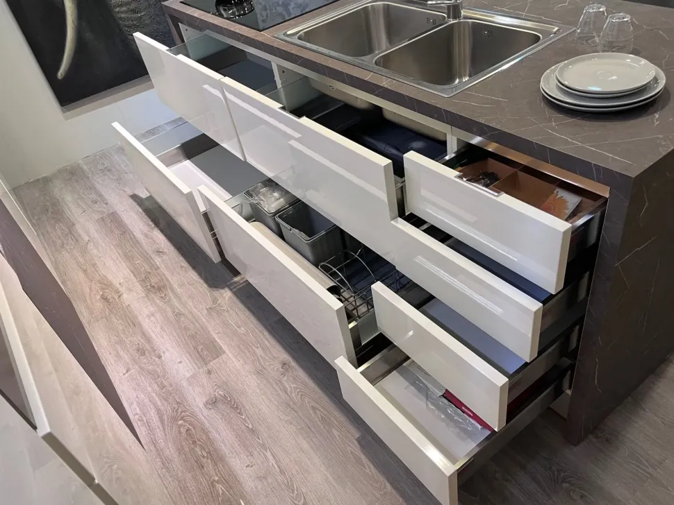 Cucina Scavolini moderna con isola bianca in laccata lucido Scenery