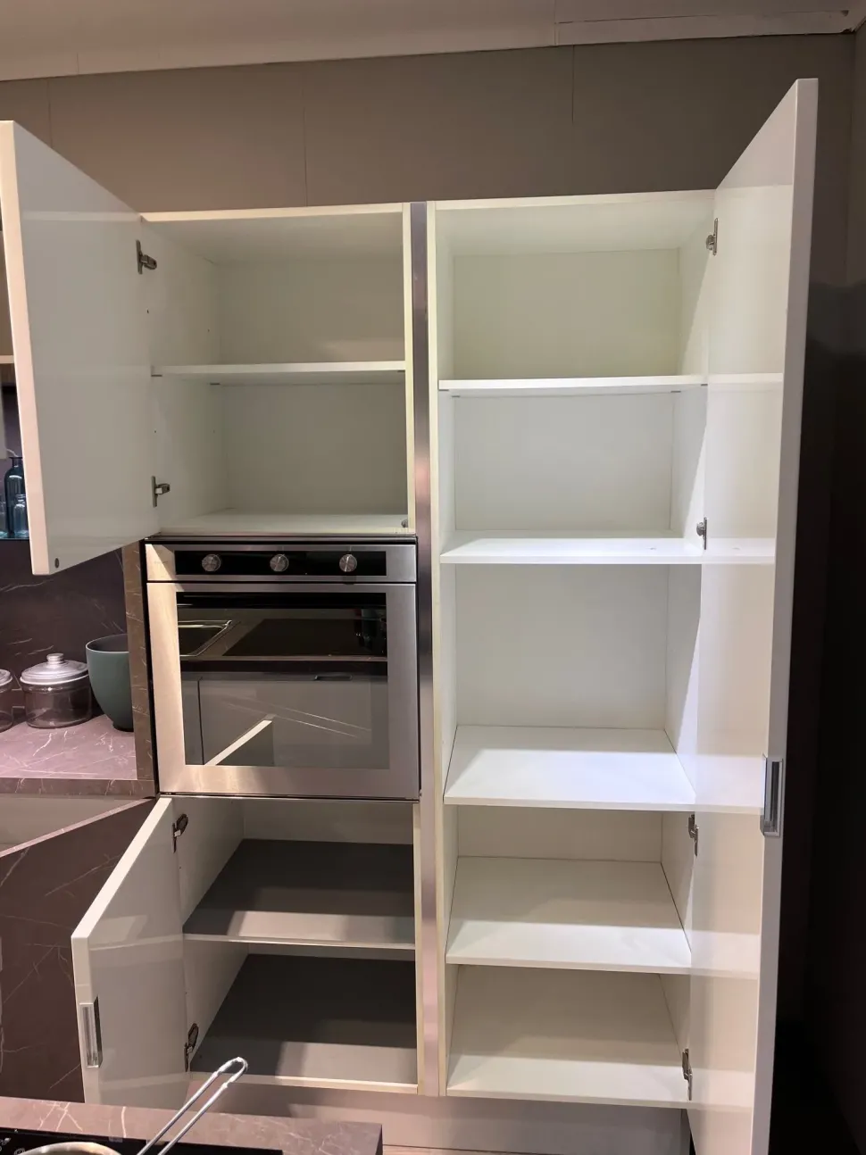 Cucina Scavolini moderna con isola bianca in laccata lucido Scenery