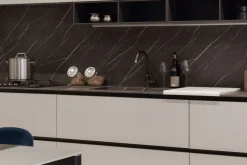 Cucina Scavolini moderna lineare bianca in laminato opaco Delinea