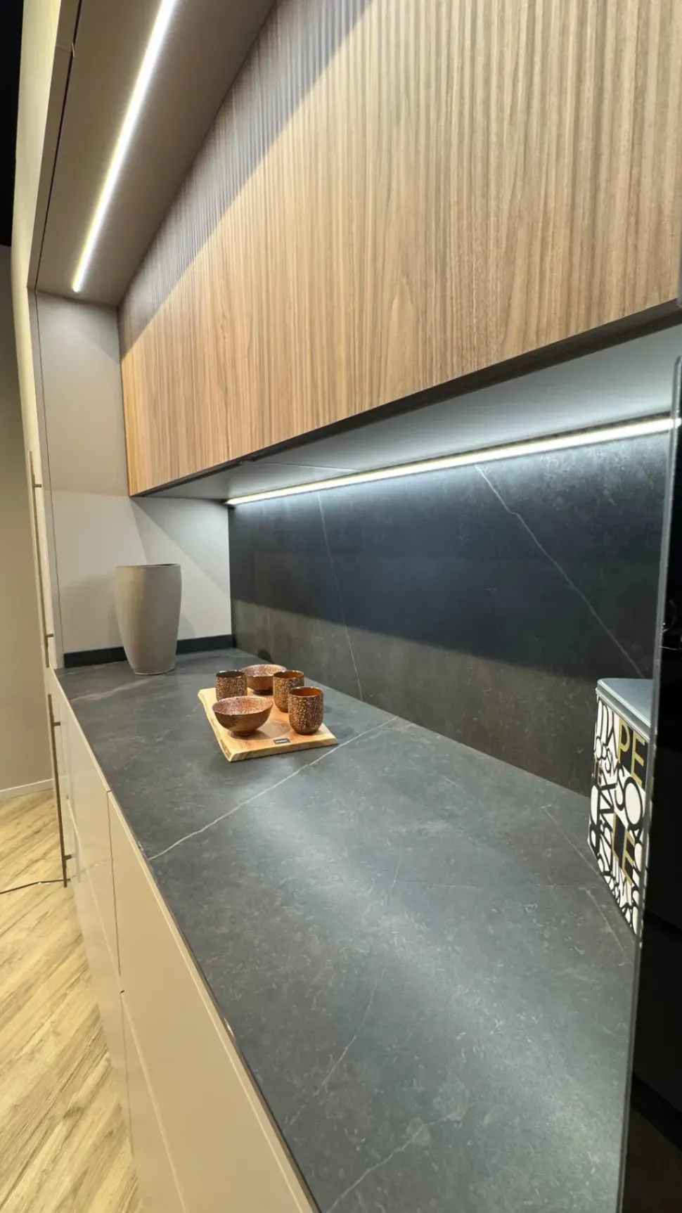 Cucina Stosa design con isola tortora in laminato materico Metropolis