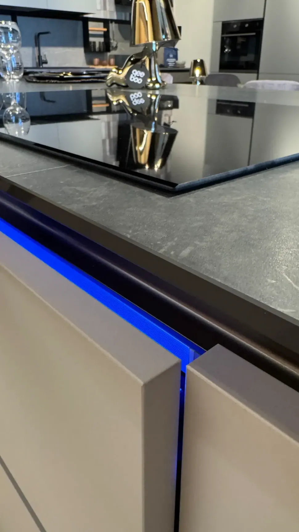 Cucina Stosa design con isola tortora in laminato materico Metropolis