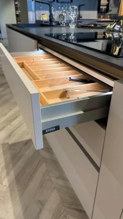Cucina Stosa design con isola tortora in laminato materico Metropolis