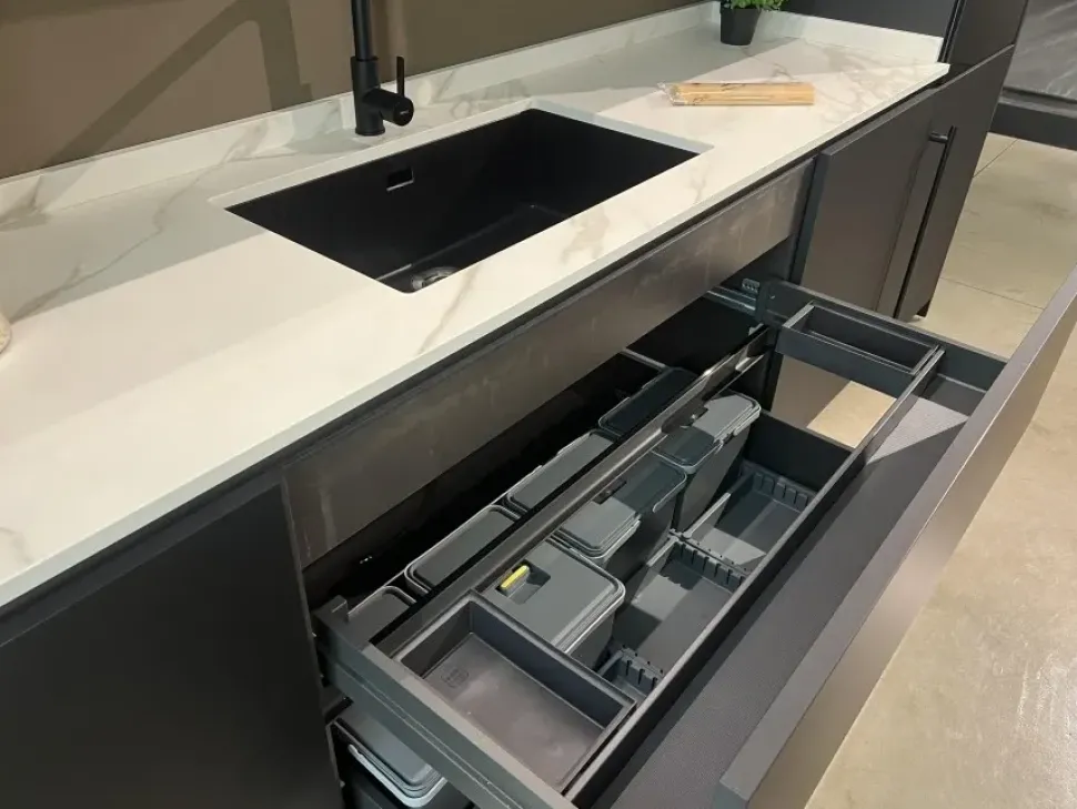 Cucina Stosa moderna con isola altri colori in laccata opaco Metropolis