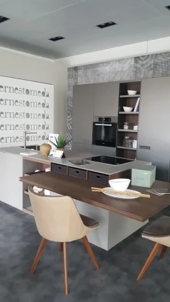 Cucina tortora design ad isola Soul  Ernestomeda in Offerta Outlet