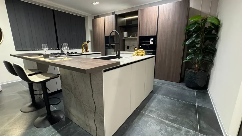 Cucina tortora design con isola Bluna Binova a soli 21900 Euro