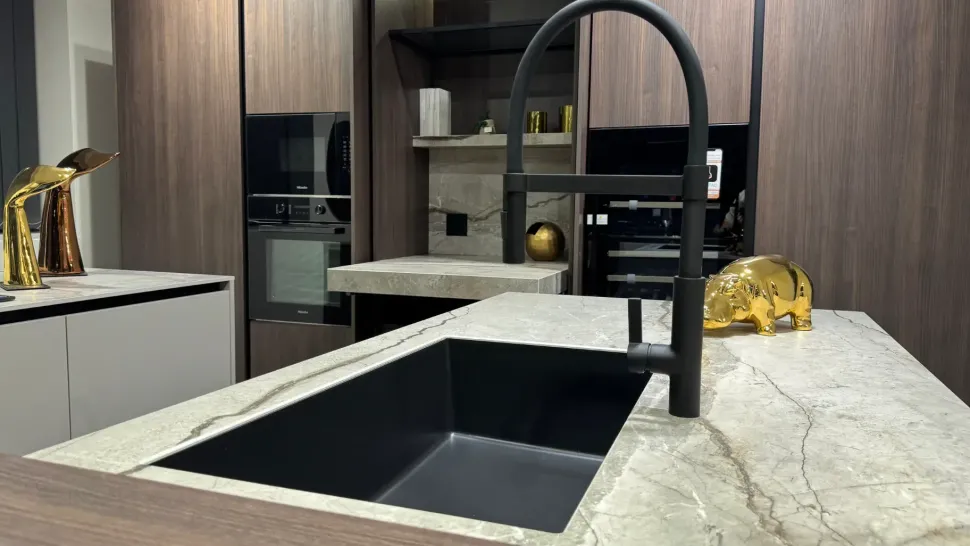 Cucina tortora design con isola Bluna Binova a soli 21900 Euro