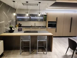 Cucina tortora design con penisola Tratto Arredo3 scontata