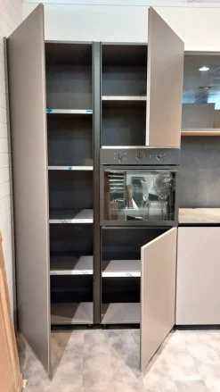 Cucina Valdesign moderna con isola grigia in nobilitato Logica valdesign