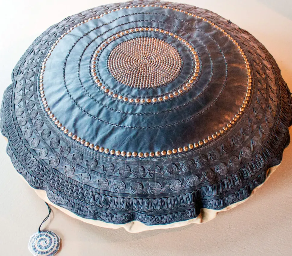 Cuscini divano Pacha mama Cuscino pelle tondo con borchie a prezzi SCONTATI