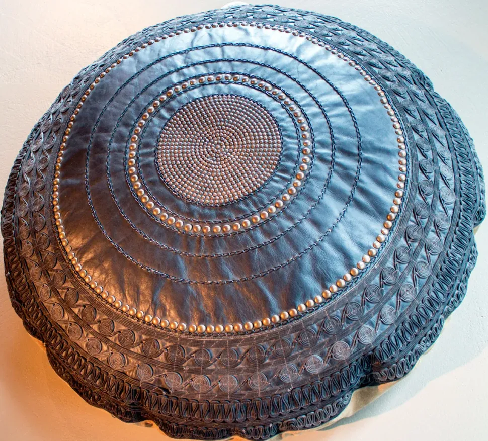 Cuscini divano Pacha mama Cuscino pelle tondo con borchie a prezzi SCONTATI