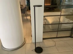 Da terra Oblique floor Flos a prezzo Outlet