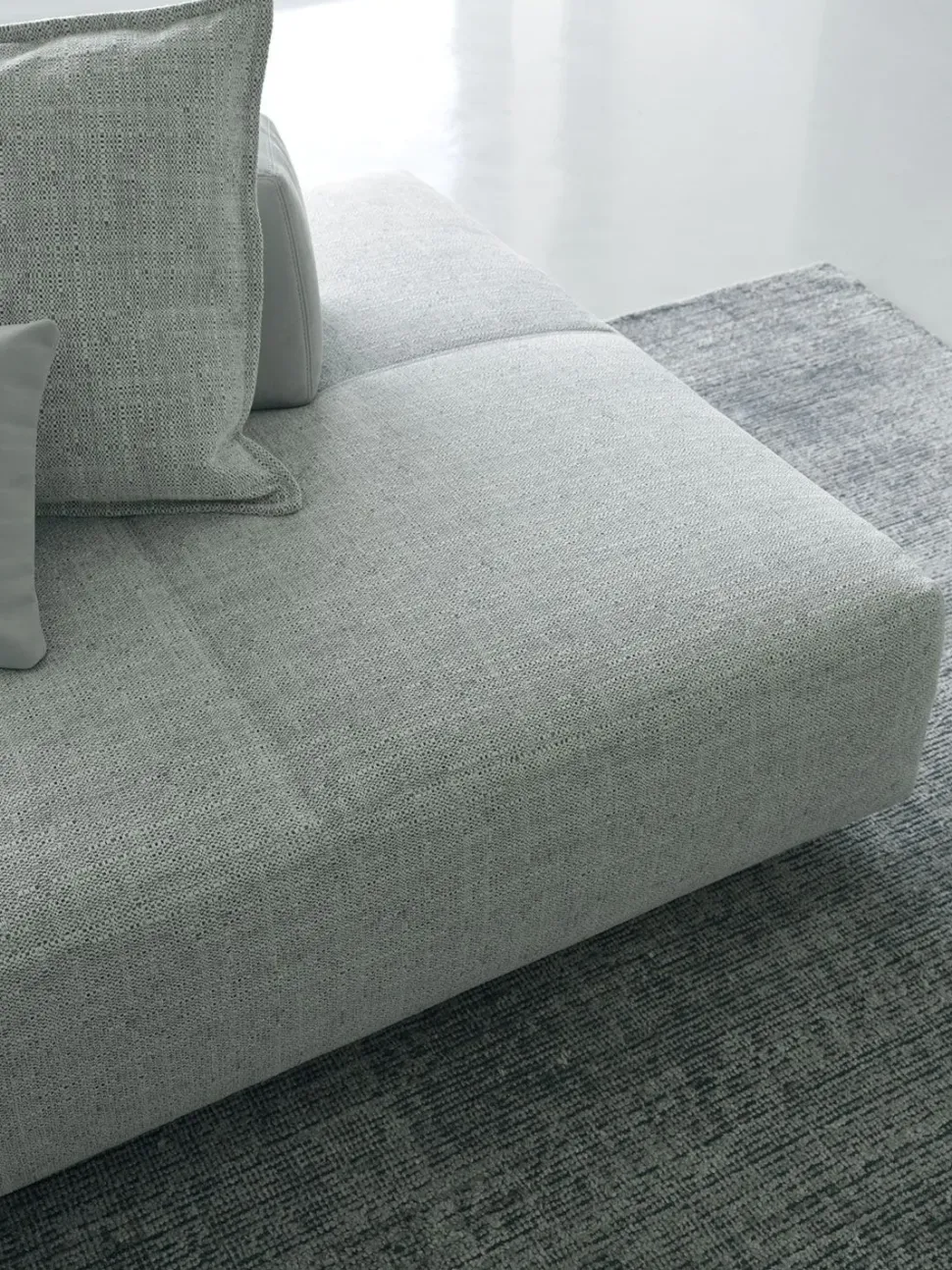 Divano a 3 posti modello Softbench di Flou a prezzo riservato