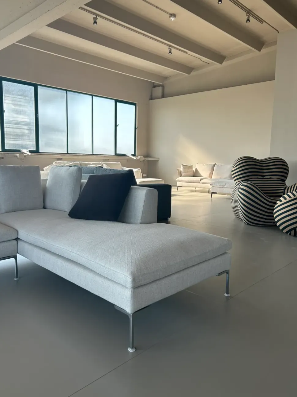 Divano Angolare Charles di B&b italia a prezzo ribassato