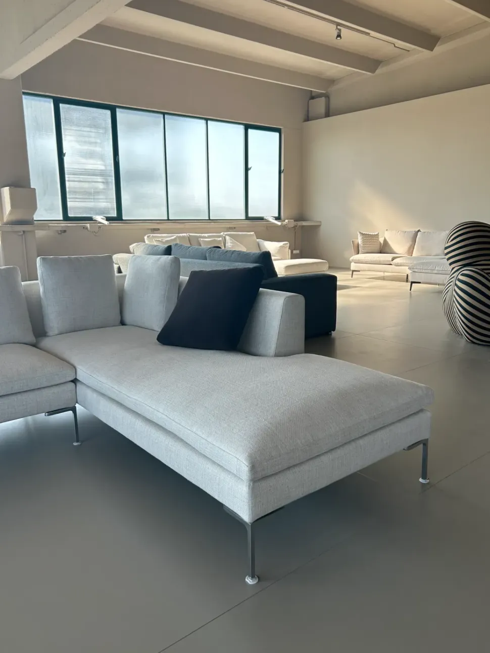 Divano Angolare Charles di B&b italia a prezzo ribassato