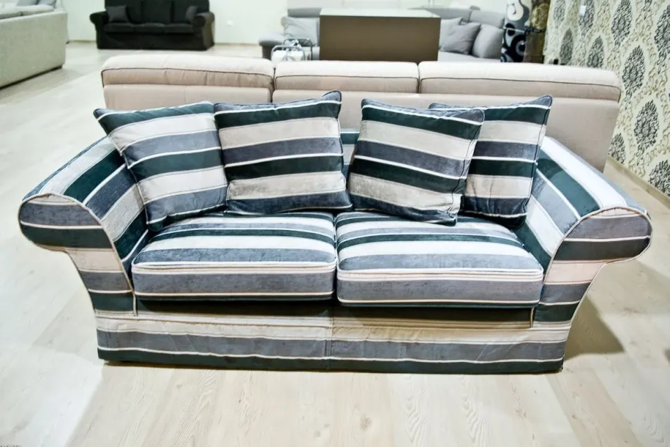 Divano classico tessuto Vienna di Collezione esclusiva con sconto del - 54%